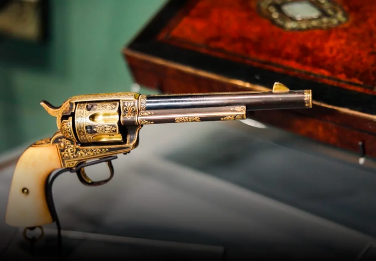 La pistola de Francisco Villa apuntando a Andrés Manuel López Obrador