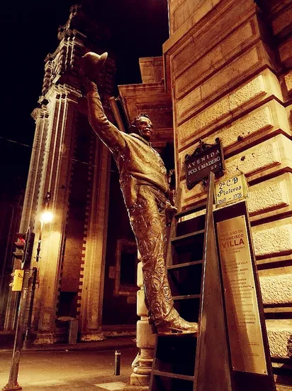 Estatua de Villa cambiando el nombre de la Calle Plateros a Avenida Fco. I. Madero.